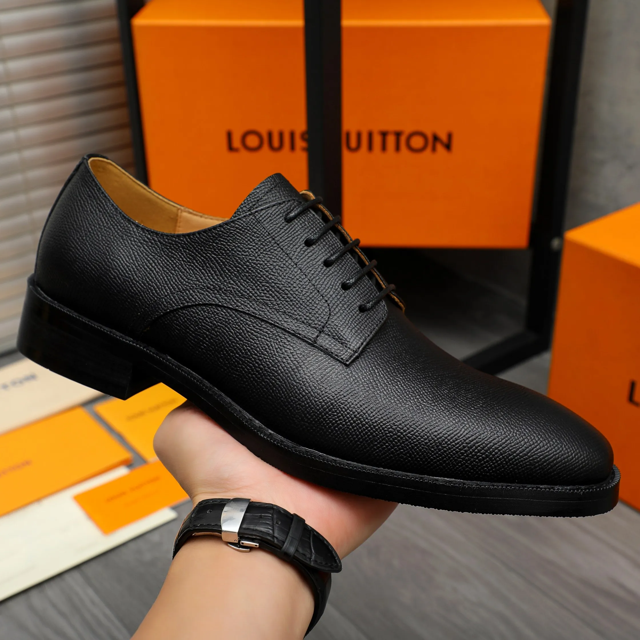 Men's shoes 💰500 Product trademark: LV "Louis Vuitton" business formal leather shoes Regular size: 39-45 (.45 customization is non-returnable) Product materials: Selected pebbled cowhide upper, cowhide lining, original rubber outsole